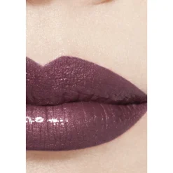 DER GLÄNZENDE FLUID-LIPPENSTIFT MIT LANGEM HALT