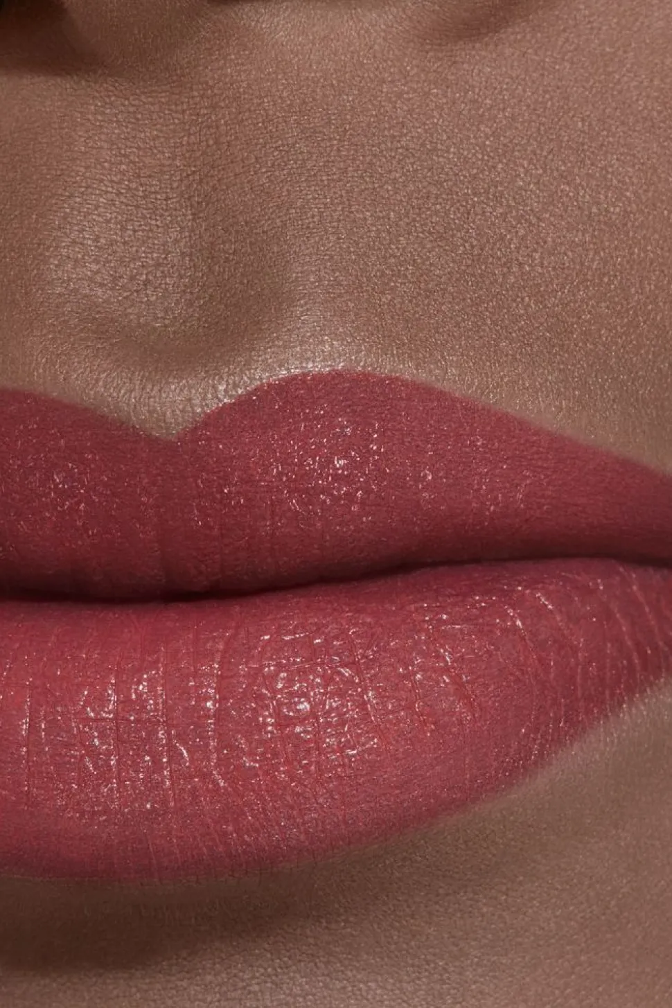 FARBINTENSIVER LIPPENSTIFT. KONZENTRIERTE LEUCHTKRAFT UND PFLEGE. REFILLABLE