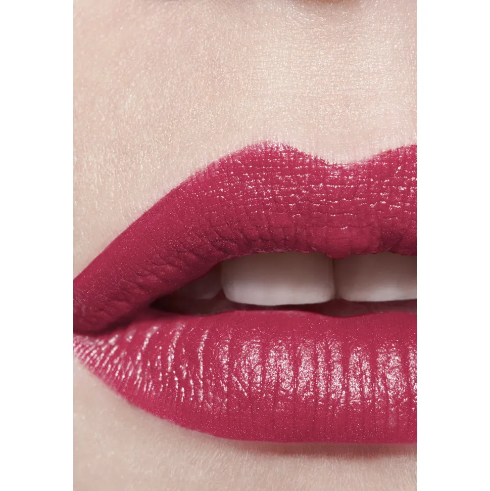 FARBINTENSIVER LIPPENSTIFT. KONZENTRIERTE LEUCHTKRAFT UND PFLEGE. REFILLABLE