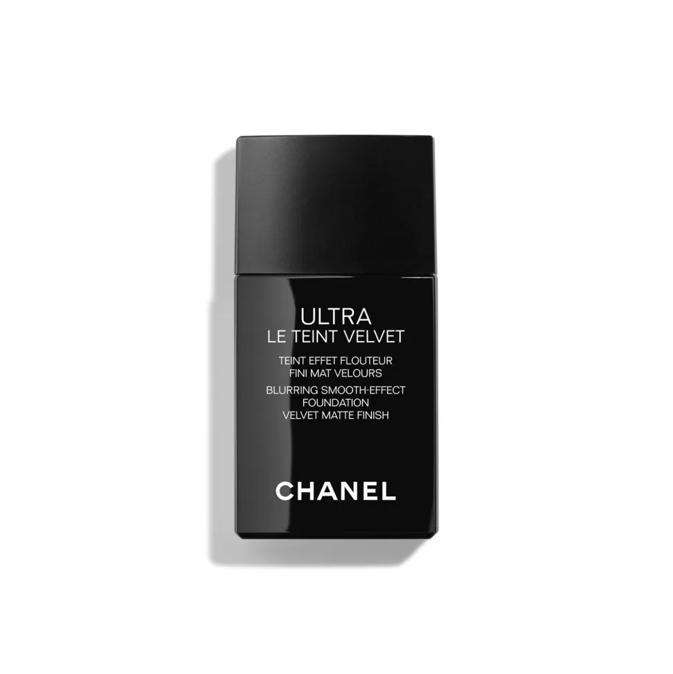 FOUNDATION MIT WEICHZEICHNEREFFEKT. SAMTIG-MATTES FINISH.