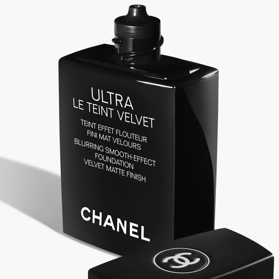 FOUNDATION MIT WEICHZEICHNEREFFEKT. SAMTIG-MATTES FINISH.