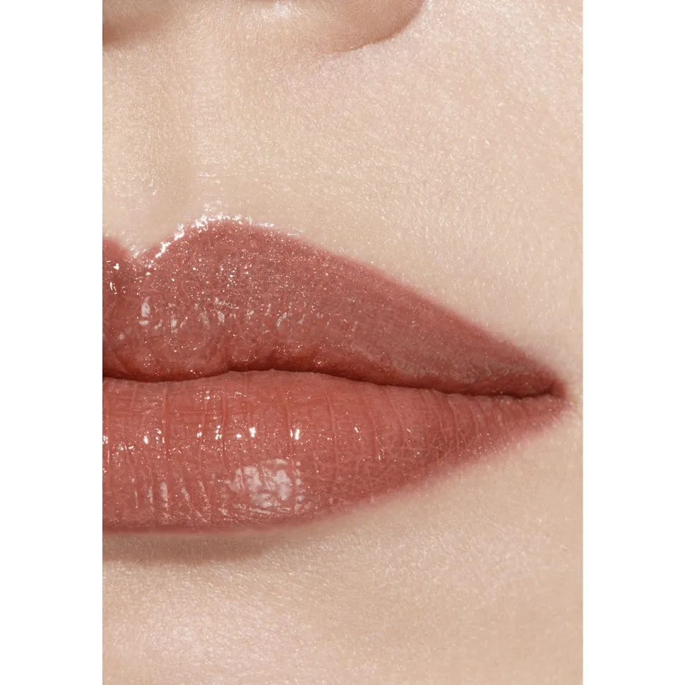 GETÖNTER, FEUCHTIGKEITSSPENDENDER, VERSCHÖNERNDER LIPPENBALSAM MIT INDIVIDUELLER FARBINTENSITÄT