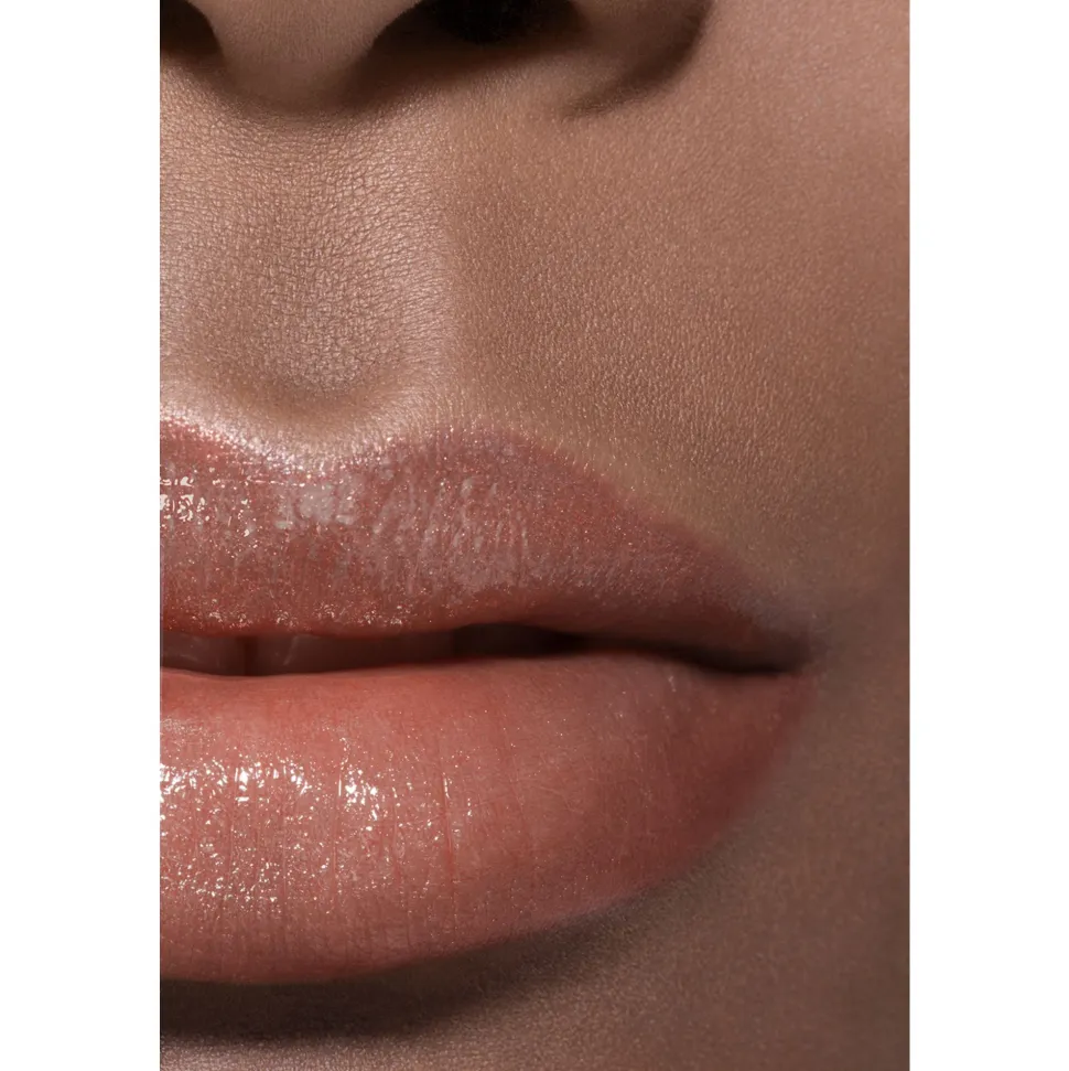 GETÖNTER, FEUCHTIGKEITSSPENDENDER, VERSCHÖNERNDER LIPPENBALSAM MIT INDIVIDUELLER FARBINTENSITÄT