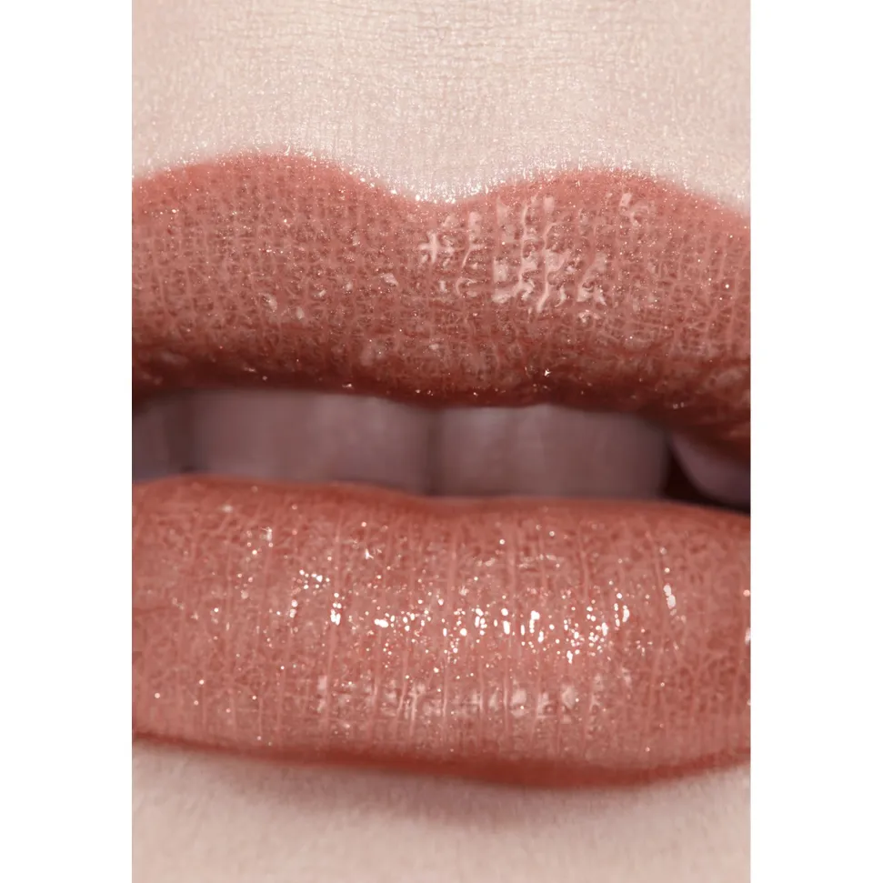 GETÖNTER, FEUCHTIGKEITSSPENDENDER, VERSCHÖNERNDER LIPPENBALSAM MIT INDIVIDUELLER FARBINTENSITÄT