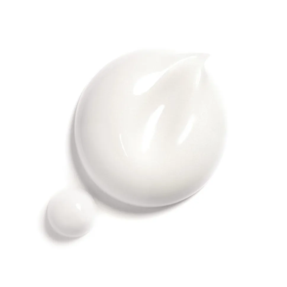 HYDRATISIERENDES UND LEUCHTKRAFT STEIGERNDES CREME-FLUID