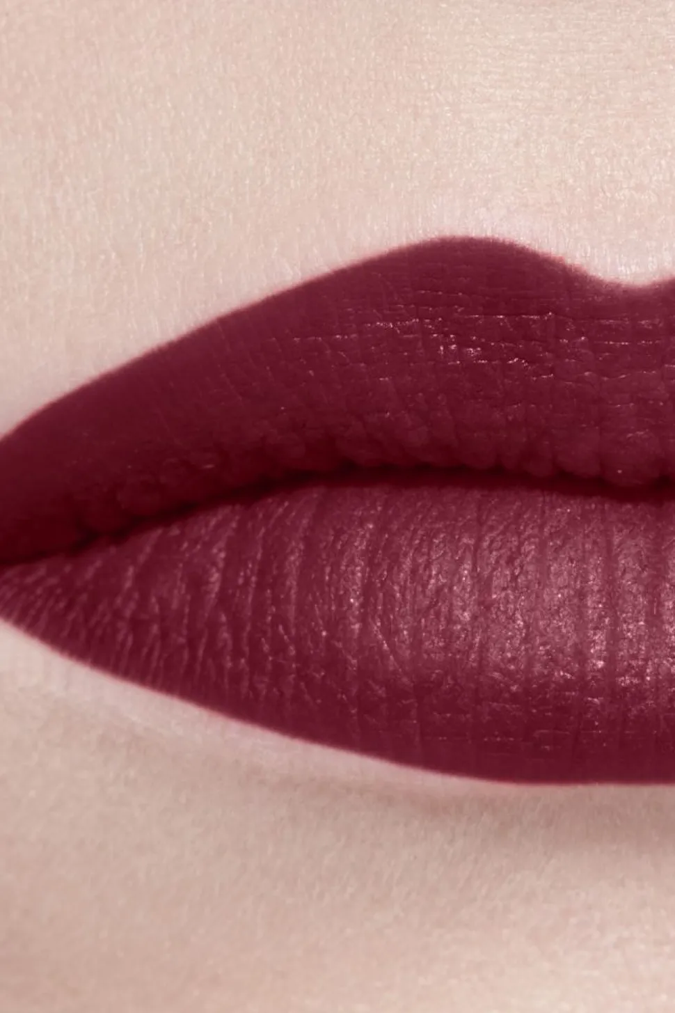 MATTIERENDER LIPPENSTIFT MIT HOHER FARBINTENSITÄT